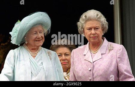 Die Königin und Prinzessin Margaret mit der Königin Mutter zu ihrem 100. Geburtstag Stockfoto