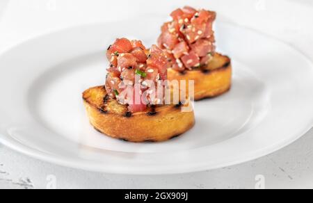 Sandwiches mit Thunfisch-Tartare auf dem weißen Teller Stockfoto