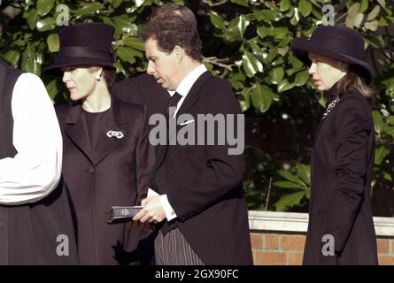 Viscount Linley (Mitte) mit seiner Frau Serena (links) und seiner Schwester Sarah Chatto kommen vor der Beerdigung von Prinzessin Margaret in der St. George's Chapel im Schloss Windsor an. Stockfoto