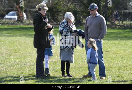 Prinzessin Anne, die Prinzessin Royal, chattet mit ihrem Sohn Peter Phillips und ihrer Enkelin Mia Tindall während des Gatcombe-Pferdeturals am 25. März 2017 im Gatcombe Park in Minchinhampton Stockfoto