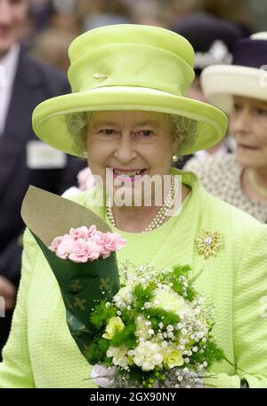 Die britische Königin Elizabeth II. Mit Blumen in den Armen macht sich auf dem Jubilee Walk in Scunthorpe, North Lincolnshire, auf ihrer Tour zum Goldenen Jubiläum am Mittwoch, den 31 2002. Juli, durch die Gegend. Kopfschuss. Stockfoto