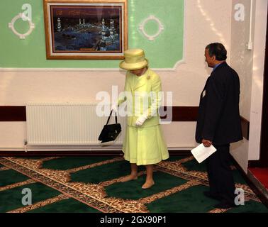 Die britische Königin Elizabeth II. Besucht am Mittwoch, dem 31. Juli 2002, das Islamische Zentrum in Scunthorpe, nachdem sie ihre Schuhe gemäß der muslimischen Tradition ausgezogen hat. Der Besuch der Moschee war ihr erster Besuch in Großbritannien und fand während der Golden Jubilee Tour durch das Gebiet von Ihrer Majestät statt. Volle Länge, Füße. Stockfoto