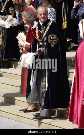 Königin Sophia und König Juan Carlos von Spanien nehmen in zeremoniellen Gewändern am Orden des Gewänges in Windsor Teil. Volle Länge, Paare, Könige. Stockfoto