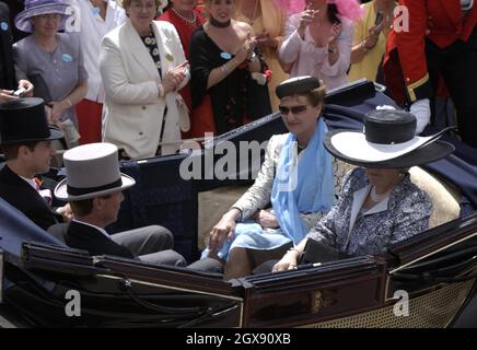 Prinz Edward, Königin Beatrix der Niederlande, Königin Sonja von Norwegen und Großherzog Henri von Luxemburg fahren am Eröffnungstag von Royal Ascot in einer offenen Kutsche. Halbe Länge, Lizenzgebühren. Stockfoto