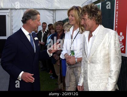 Rod Stewart und Freundin Penny Lancaster treffen Prinz Charles beim Picknick im Hyde Park, London, England. Halbe Länge. Stockfoto