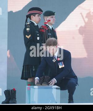 Prinz Harry legt während der gedenkfeiern zur Schlacht von Vimy Ridge am 9. April 2017 ein Paar Stiefel ab. Die Schlacht von Vimy Ridge wurde im 1. Weltkrieg als Teil der Anfangsphase der Schlacht von Arras ausgetragen. Obwohl sie von den Briten geführt wurde, wurde sie hauptsächlich vom kanadischen Korps bekämpft. Im kanadischen National Vimy Memorial in Frankreich fand ein hundertjähriger Festgottesdienst statt, an dem der Prinz von Wales, der Herzog von Cambridge und Prinz Harry sowie Vertreter der kanadischen Regierung teilnahmen. Stockfoto