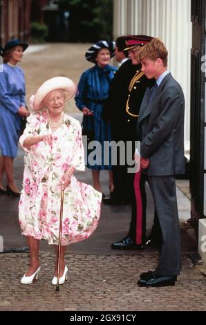 H.R.H die Königin Mutter mit Prinz William zu ihrem 96. Geburtstag vor dem Clarence House, London. Stockfoto