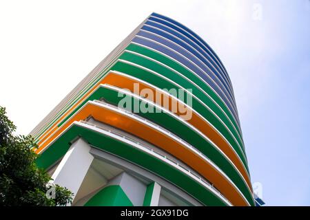 Farbenfrohe Fassade (außen) des Srisavarindhira-Gebäudes. Teil des Siriraj Hospital Komplexes in Bangkok, Thailand. Winkel #1 Stockfoto