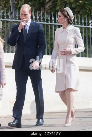 Prinz William, Herzog von Cambridge, und Catherine, Herzogin von Cambridge, tragen einen cremefarbenen Catherine Walker Mantel, kommen am 16. April 2017 zum Osterdienst in der St. George's Chapel in Windsor Stockfoto