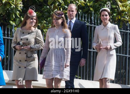 Prinzessin Eugenie, Prinzessin Beatrice, Prinz William, Herzog von Cambridge und Katharina, Herzogin von Cambridge, kommen am 16. April 2017 zum Osterdienst in der St. George's Chapel in Windsor an Stockfoto