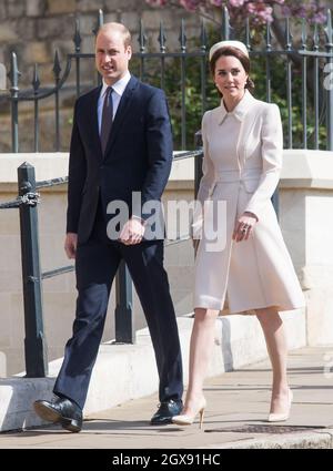 Prinz William, Herzog von Cambridge, und Catherine, Herzogin von Cambridge, tragen einen cremefarbenen Catherine Walker Mantel, kommen am 16. April 2017 zum Osterdienst in der St. George's Chapel in Windsor Stockfoto