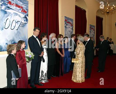 Ihre Majestät Königin Elizabeth II trifft die Gäste bei der Weltpremiere des James Bond-Films die Another Day in der Londoner Royal Albert Hall. In voller Länge. gv. Gesamtansicht. Publikum. SEIT 181102 KEINE VERKÄUFE IN GROSSBRITANNIEN FÜR 3 MONATE Stockfoto