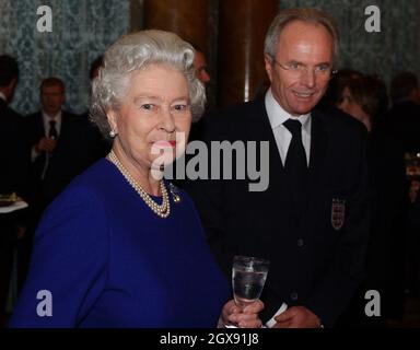 Die Königin trifft Sven Goran Eriksson und das englische Fußballteam während eines Empfangs für den Fußballverband, der einen Buckingham Palast veranstaltet hat. Die 75 starke England-Party, einschließlich Hinterzimmer-Personal sowie hochkarätige Spieler und Management, kam im Palast in drei Trainern. Der Empfang mit Getränken und Häppchen fand im Blue Drawing Room des Palastes statt, wo der Vorsitzende des Verbands, Geoffrey Thompson, zusammen mit dem englischen Trainer und Kapitän die erste Begegnung mit der Königin aufführte. Halbe Länge. Halskette. Ohrbügel. Stockfoto