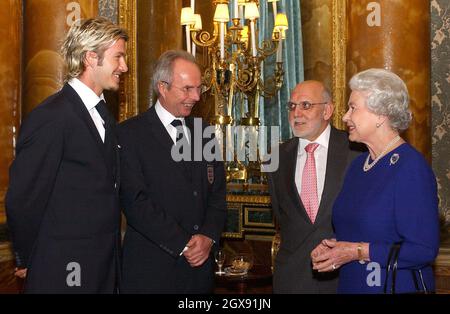 Die Königin trifft Sven Goran Eriksson, David Beckham und das englische Fußballteam während eines Empfangs für den Fußballverband, der einen Buckingham-Palast abgehalten hat. Die 75 starke England-Party, einschließlich Hinterzimmer-Personal sowie hochkarätige Spieler und Management, kam im Palast in drei Trainern. Der Empfang mit Getränken und Häppchen fand im Blue Drawing Room des Palastes statt, wo der Vorsitzende des Verbands, Geoffrey Thompson, zusammen mit dem englischen Trainer und Kapitän die erste Begegnung mit der Königin aufführte. Halbe Länge. Stockfoto