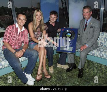 Prinz Charles trifft Cat Deeley und Ant und Dec, Anthony McPartlin und Declan Donnelly auf der Party von Capital FM im Park zu Gönnen des Prince's Trust und findet im Hyde Park, London, statt. Volle Länge. Stockfoto