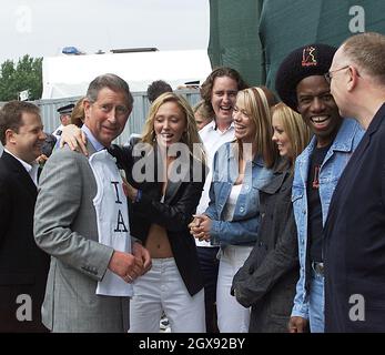 Prinz Charles mit Atomic Kitten, Natasha Hamilton, Jenny Frost, Liz McClarnon bei der Party von Capital FM im Park zugunsten des Prince's Trust und im Hyde Park, London. Halbe Länge. Lustig. Stockfoto