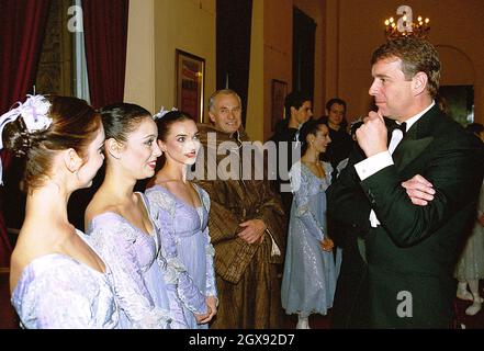 Prinz Andrew der Herzog von York in der Royal Albert Hall für die Produktion von Romeo & Julia. S.H. der Herzog von York wird in seinem ersten öffentlichen Engagement als Schirmherr des English National Ballet den Mitgliedern der Compagnie nach einer Galavorstellung in der Royal Albert Hall vorgestellt. Halbe Länge. Stockfoto