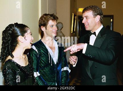 Prinz Andrew der Herzog von York in der Royal Albert Hall für die Produktion von Romeo & Julia. S.H. der Herzog von York wird in seinem ersten öffentlichen Engagement als Schirmherr des English National Ballet den Mitgliedern der Compagnie nach einer Galavorstellung in der Royal Albert Hall vorgestellt. Halbe Länge. Stockfoto