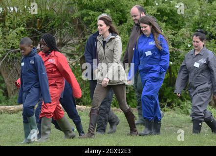 Catherine, Herzogin von Cambridge besucht am 03. Mai 2017 Bauernhöfe für Stadtkinder in Arlingham, Gloucestershire. Bauernhöfe für Stadtkinder ist eine Wohltätigkeitsorganisation, die Kindern in Großbritannien die Möglichkeit bietet, eine Woche lang auf einem echten Bauernhof zu leben und zu arbeiten Stockfoto