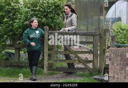 Catherine, Herzogin von Cambridge besucht am 03. Mai 2017 Bauernhöfe für Stadtkinder in Arlingham, Gloucestershire. Bauernhöfe für Stadtkinder ist eine Wohltätigkeitsorganisation, die Kindern in Großbritannien die Möglichkeit bietet, eine Woche lang auf einem echten Bauernhof zu leben und zu arbeiten Stockfoto