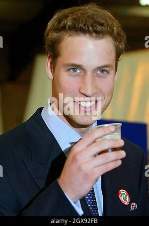 Prinz William trinkt ein Bier bei einem Besuch des Anglesey Agricultural Centre in Anglesey in Wales, 19. Juni 2003. Prinz William nimmt mit seinem Vater Prinz Charles an einem offiziellen Besuch in Wales Teil, um am 21. Juni seinen 21. Geburtstag zu feiern. â©Anwar Hussein/allaction.co.uk Stockfoto
