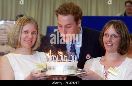 Prinz William bei einem Besuch des Anglesey Agricultural Centre auf Anglesey in Wales, 19. Juni 2003. Prinz William nimmt mit seinem Vater Prinz Charles an einem offiziellen Besuch in Wales Teil, um am 21. Juni seinen 21. Geburtstag zu feiern. â©Anwar Hussein/allaction.co.uk Stockfoto