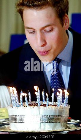 Prinz William bei einem Besuch des Anglesey Agricultural Centre auf Anglesey in Wales, 19. Juni 2003. Prinz William nimmt mit seinem Vater Prinz Charles an einem offiziellen Besuch in Wales Teil, um am 21. Juni seinen 21. Geburtstag zu feiern. â©Anwar Hussein/allaction.co.uk Stockfoto