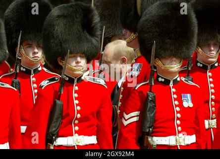 Der russische Präsident Wladimir Putin inspiziert die Wachen bei Horse Guards, London. Putin landete am Dienstag in Großbritannien zu einem viertägigen Staatsbesuch, der darauf abzielte, den Schaden, der durch die Verurteilung der US- und britischen Invasion im Irak durch Russland verursacht wurde, wieder aufzubauen und für mehr ausländische Investitionen in die kränkelnde Wirtschaft seines Landes zu appellieren. â©Anwar Hussein/allaction.co.uk Stockfoto