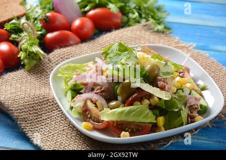 Thunfischsalat mit Salat, Eiern und Tomaten, Gurke, Mais und roter Zwiebel. Gesundes mediterranes Lebensmittelkonzept Stockfoto