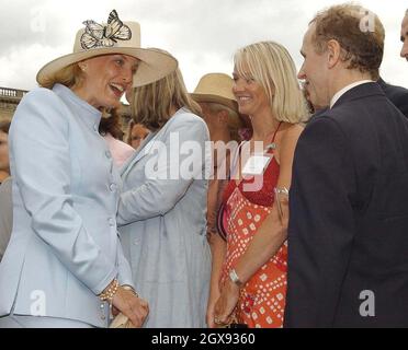 Die Gräfin von Wessex (links) trifft den Tänzer Wayne Sleep (ganz rechts) und die Bill-Schauspielerin Lisa Maxwell (Mitte) bei der Duke of Edinburgh's Awards Garden Party im Buckingham Palace im Zentrum von London. Halbe Länge. â©Anwar Hussein/allaction.co.uk Stockfoto