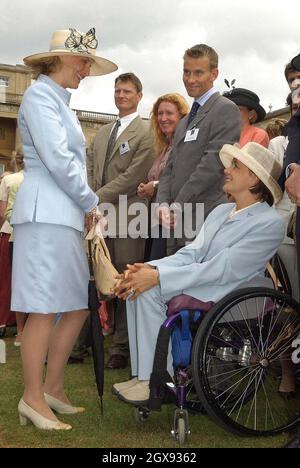 Die Gräfin von Wessex spricht mit dem Athleten Tanni Gray-Thompson (ganz rechts) bei der Party des Duke of Edinburgh Awards Garden im Buckingham Palace im Zentrum von London. Volle Länge. â©Anwar Hussein/allaction.co.uk Stockfoto