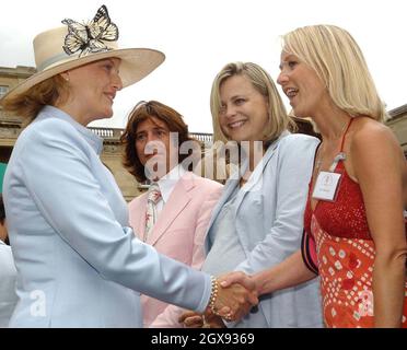 Die Gräfin von Wessex (ganz links) wird von Lawrence Llewelyn Bowen (Mitte links) und TV-Moderatorin Philippa Forester (Mitte rechts) von BBC1 beobachtet, als sie die Bill-Schauspielerin Lisa Maxwell (ganz rechts) bei der „Duke of Edinburgh's Awards Garden“-Party im Buckingham Palace im Zentrum von London trifft. Halbe Länge. â©Anwar Hussein/allaction.co.uk Stockfoto