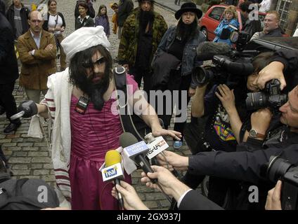 Aaron Barschak im Edinburgh Castle für das Fringe Festival. Der Komiker, der mit einer Osama bin Laden Perücke bekleidet war, unternahm viele Versuche, die Sicherheitskräfte zu brechen, um in das Schloss zu gelangen, sogar an Bord eines Bussturzes italienischer Touristen. Barschak durchbrach letzten Monat die große Sicherheitskräfte, als er in schicken Kleidern an Beamten vorbeischlüpfte und es schaffte, auf die Party zum 21. Geburtstag von Prince Williams zu kommen und ihn auf die Wange küsste. Lustig Â©Tony Haresign/allaction.co.uk Stockfoto