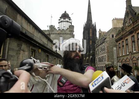 Aaron Barschak im Edinburgh Castle für das Fringe Festival. Der Komiker, der mit einer Osama bin Laden Perücke bekleidet war, unternahm viele Versuche, die Sicherheitskräfte zu brechen, um in das Schloss zu gelangen, sogar an Bord eines Bussturzes italienischer Touristen. Barschak durchbrach letzten Monat die große Sicherheitskräfte, als er in schicken Kleidern an Beamten vorbeischlüpfte und es schaffte, auf die Party zum 21. Geburtstag von Prince Williams zu kommen und ihn auf die Wange küsste. Lustig Â©Tony Haresign/allaction.co.uk Stockfoto