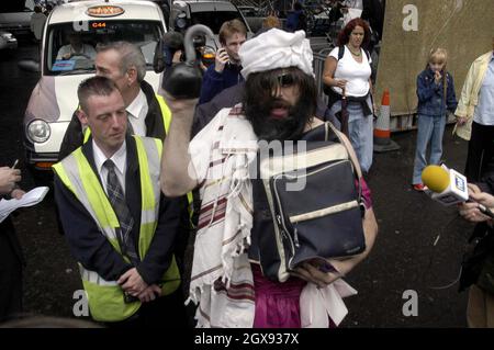 Aaron Barschak im Edinburgh Castle für das Fringe Festival. Der Komiker, der mit einer Osama bin Laden Perücke bekleidet war, unternahm viele Versuche, die Sicherheitskräfte zu brechen, um in das Schloss zu gelangen, sogar an Bord eines Bussturzes italienischer Touristen. Barschak durchbrach letzten Monat die große Sicherheitskräfte, als er in schicken Kleidern an Beamten vorbeischlüpfte und es schaffte, auf die Party zum 21. Geburtstag von Prince Williams zu kommen und ihn auf die Wange küsste. Lustig Â©Tony Haresign/allaction.co.uk Stockfoto