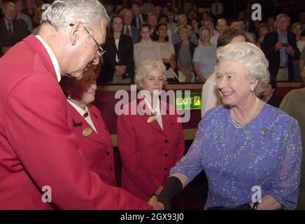 Die Queen trifft den Steward der Royal Albert Hall, John Miller, 63, aus Cheltenham, während der diesjährigen 17. BBC Prom in der Royal Albert Hall in London. Stockfoto