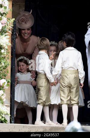 Catherine, Herzogin von Cambridge, kommt mit den Page Boys und Blumenmädchen, darunter Prinz George und Prinzessin Charlotte, zur Hochzeit von Pippa Middleton und James Matthews in der St. Mark's Church, Englefield Green am 20. Mai 2017 Stockfoto