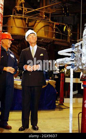 Der Prinz von Wales bei seinem Besuch in der Crossness Pumpstation in Thamesmead, London, wo er die neu restaurierte 'Prince Consort' Beam Engine anschaltete. Stockfoto