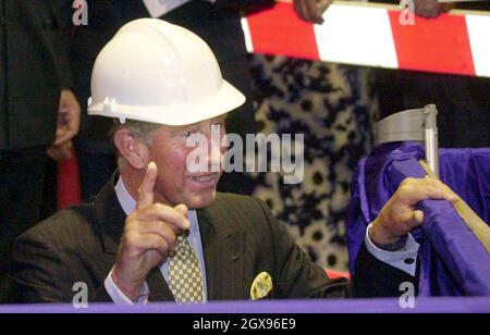 Der Prinz von Wales bei seinem Besuch in der Crossness Pumpstation in Thamesmead, London, wo er die neu restaurierte 'Prince Consort' Beam Engine anschaltete. Stockfoto