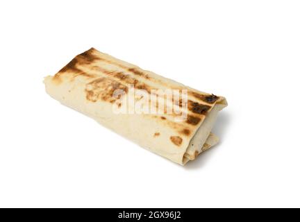 Eingewickelte Lebensmittel in Pita-Brot, Shawarma isoliert auf weißem Hintergrund, Nahaufnahme Stockfoto