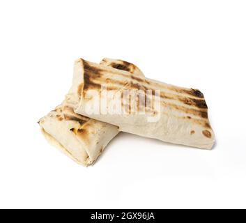 Eingewickelte Lebensmittel in Pita-Brot, Shawarma isoliert auf weißem Hintergrund, Nahaufnahme Stockfoto