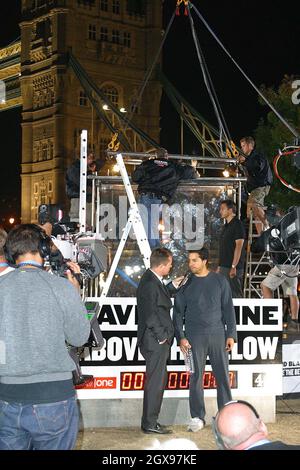 David Blaine tritt an der Tower Bridge in eine Glasbox ein und wird 40ft über der Themse aufgehängt, wo er hofft, 44 Tage ohne Nahrung zu überleben. Stockfoto