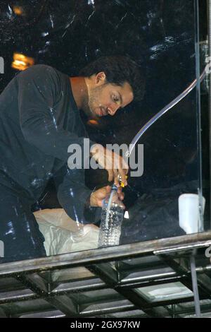 David Blaine tritt an der Tower Bridge in eine Glasbox ein und wird 40ft über der Themse aufgehängt, wo er hofft, 44 Tage ohne Nahrung zu überleben. Stockfoto