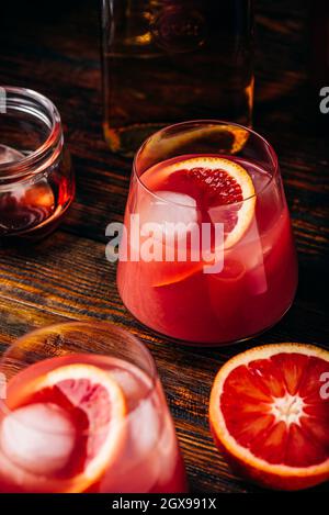 Whiskey Sour Cocktail mit alten Bourbon, Blut Orangensaft und einfachen Sirup Stockfoto