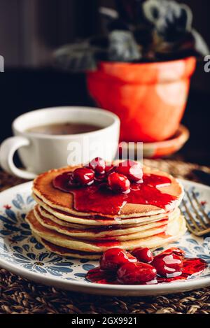 Stapel Pfannkuchen mit carneol Kirsche Konfitüre auf weiße Platte mit verzierten Stockfoto