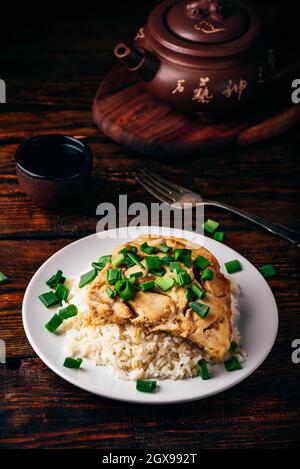 Japanische Gerichte. Reis mit Rührei, Huhn und grüne Zwiebel Stockfoto