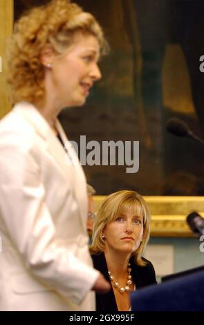 Die Gräfin von Wessex, die an der Eröffnung des „Support for Life Appeal“ des Meningitis Trust im Zentrum von London teilnahm. Sophie war zu Tränen gerührt, als sie der Rede von Olivia Giles aus Edinburgh aufmerksam zuhörte, die ihre Arme nach einer Meningokokken-Septikämie von unterhalb des Ellbogens und ihre Beine von unterhalb des Knies amputieren ließ. â©Anwar Hussein/allactiondigital.com Stockfoto