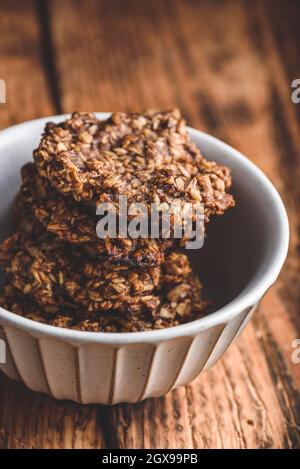 Banana Haferflocken Kekse mit Schokolade in Schüssel Stockfoto