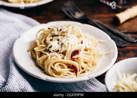 Homamade klassische Spaghetti Carbonara auf weißem Teller Stockfoto