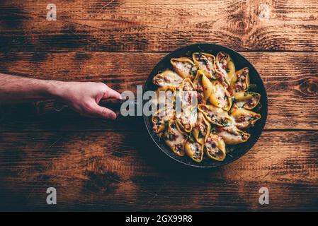 Pfanne mit gebackenen Jumbo-Schalen Pasta gefüllt mit Hackfleisch, Spinat und Käse Stockfoto